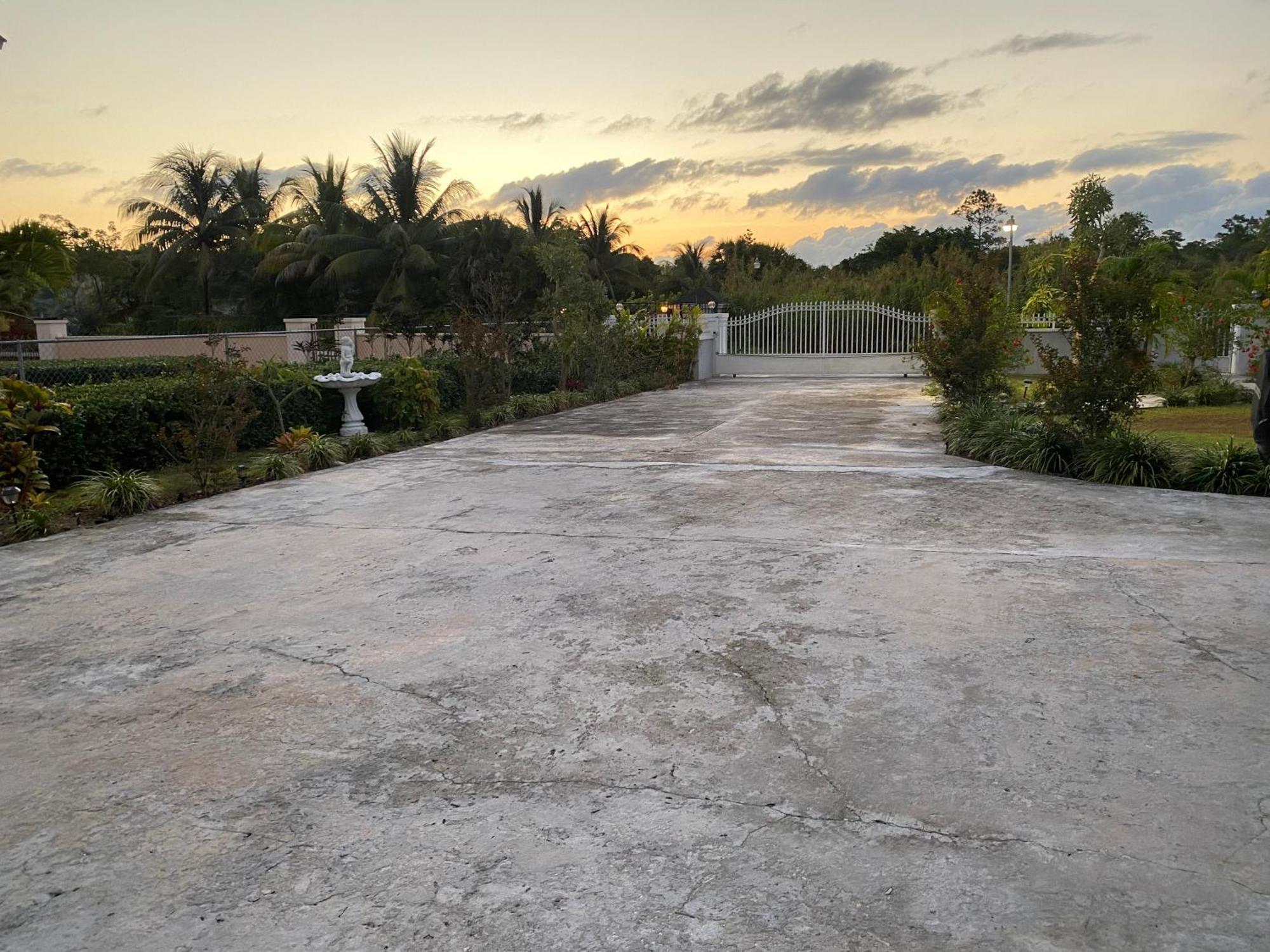 Sea Shells Apartment Nassau Exterior photo